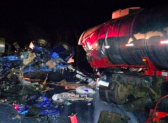 Caminhoneiros morrem em colisão frontal entre carretas na BR-153