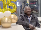 Idoso de 105 faz aniversário no mercado em que trabalha. Jamais parou!