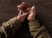 Casos de Parkinson devem dobrar até 2050; conheça sinais