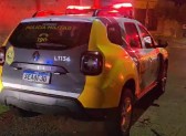 Motorista embriagado bate em ônibus, poste e muro de creche