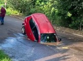 Carro com criança de 2 anos dentro é engolido por cratera no Paraná