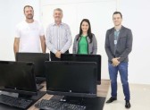 Sicoob São Miguel realiza doação de quatro computadores para o Departamento Municipal de Educação