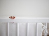 MP abre investigação após bebê de 5 meses cair de trocador em creche e fraturar o crânio