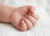 Bebê de quatro meses morre após passar mal em creche