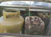 PM apreende veículo com 300 litros de gasolina e três botijões de gás trazidos da Argentina