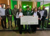Sicredi entrega prêmio de mais de R$ 8 mil a associado durante abertura da Festa do Chapéu de Palha