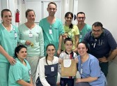 Equipe do Pronto Socorro do HRTGB recebe homenagem de menino que sonha ser enfermeiro