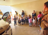 Polícia Militar recebe visita de alunos no Dia do Soldado