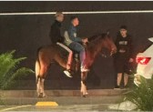 Clientes vão a abertura do McDonald’s a cavalo