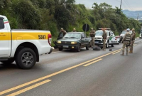 Dupla é presa com veículo furtado após fuga em rodovia no Oeste