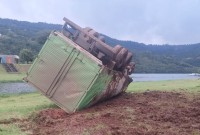 Caminhão capota após falha nos freios na descida do Goio-Ên