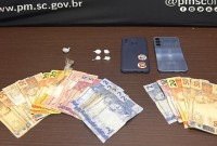 Mulher é presa por tráfico de drogas durante operação policial