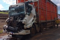 Motorista fica preso nas ferragens em colisão traseira entre caminhão e carreta