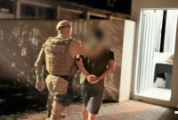 Casal é preso por tráfico de drogas e abandono de incapaz no bairro Andreatta