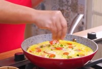Transforme ovos e tomates em um lanche saboroso para o café da manhã seguindo essa receita simples