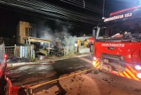 Sofá ao lado de fogão a lenha pega fogo e residência fica destruída