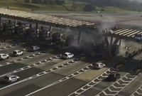 Motorista morre após carro derrubar teto de pedágio em rodovia de São Paulo