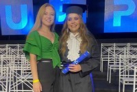 Jovem do Paraná vira enfermeira após irmã gêmea ficar cega: ‘É um propósito na minha vida’