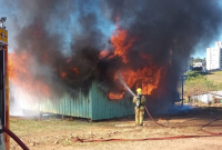 Incêndio destrói casa e veículo e mobiliza bombeiros