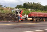 Caminhão carregado com açúcar é destruído por incêndio na BR-163