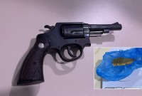 Jovem tenta fugir da polícia, mas acaba preso com drogas, armas e munições no Oeste de SC