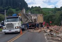 Caminhão tomba e deixa um ferido na PRC-158