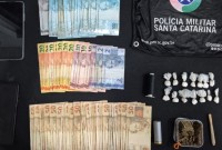 Dois homens são presos por tráfico de drogas após denúncia de mulher