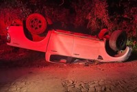 Motorista fica ferido após caminhonete capotar na zona rural