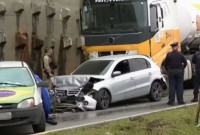 Caminhão-tanque atinge grupo que parou para ajudar motociclista e mata duas pessoas