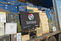 Carga com 9 mil garrafas de vinho e azeite é apreendida em rodovia