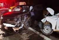 Carros batem de frente em trecho da BR-282 em Vargeão