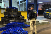 PRF apreende 300 quilos de maconha em carro roubado e prende motorista