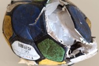 Cocaína escondida dentro de bola de futebol é encontrada no telhado de residência