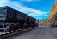 PRF flagra 64 toneladas de excesso de peso em duas carretas na BR-282