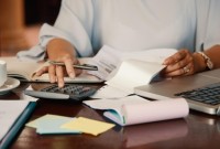 Endividamento das famílias brasileiras atinge recorde histórico e chega a 82%, aponta CNC