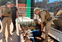 Venezuelano é detido por populares e preso pela PM após tentativa de furto de motocicleta em São Miguel do Oeste