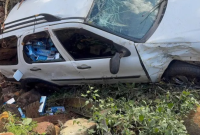 Cigarreiros fogem de abordagem policial e durante perseguição carro sai na pista na BR-280