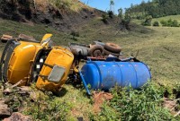 Caminhão capota no Oeste de SC e motorista fica ferido