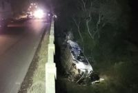 Acidente com três veículos faz ônibus despencar de ponte no RS; um morre e sete ficam feridos