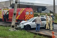 Automóvel colide contra poste e deixa bairro sem energia