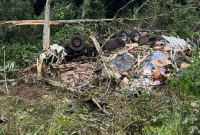 Motorista morre após caminhão carregado com placas solares tombar