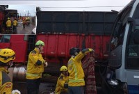 Ônibus com trabalhadores bate em caminhões estacionados e deixa 23 feridos