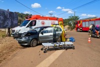 Mulher fica ferida após colisão na PR-180