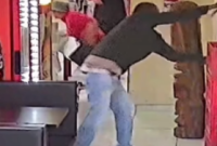 Homem é preso após atacar ex-companheira com faca em restaurante de SC