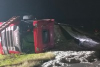 Motorista sofre ferimentos leves após tombar carreta na BR-158