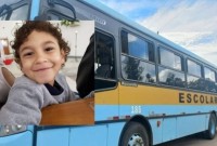Criança de 10 anos morre atropelada por caminhão após descer de ônibus escolar
