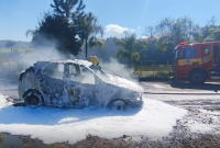 Veículo é destruído por incêndio no interior
