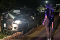 Veículo colide contra poste de iluminação