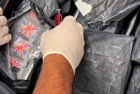 Estudante é presa com 10 kg de haxixe em fundo falso de mala no Aeroporto de Florianópolis