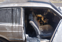 Homem incendeia carro do irmão em Modelo, mas dono do veículo possuía mandado de prisão em aberto e ambos acabam presos